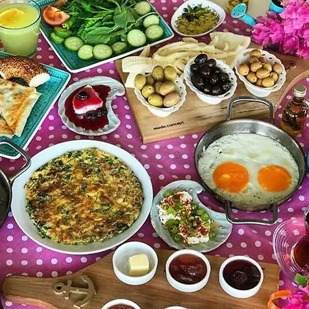 昆达佛拉酒店 Ayvalı